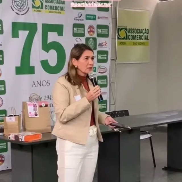 Lorena Gutierrez palestrando em encontro de empreendedorismo na Associação Comercial de São Vicente.
